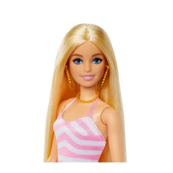 Bambola Bionda Con Costume Da Bagno Rosa E Bianco, Pareo A Pois, Cappello Da Sole, Tote Bag E Tanti Accessori Da Spiaggia, 3+ Anni, Hpl73 Fashion Dolls