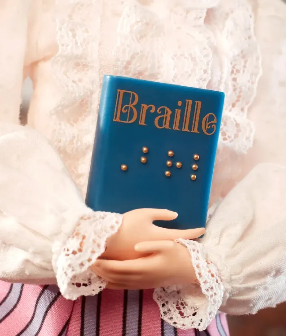 Sale Helen Keller, Bambola Da Collezione Con Blusa E Gonna, Certificato Di Autenticita, 6+ Anni Fashion Dolls